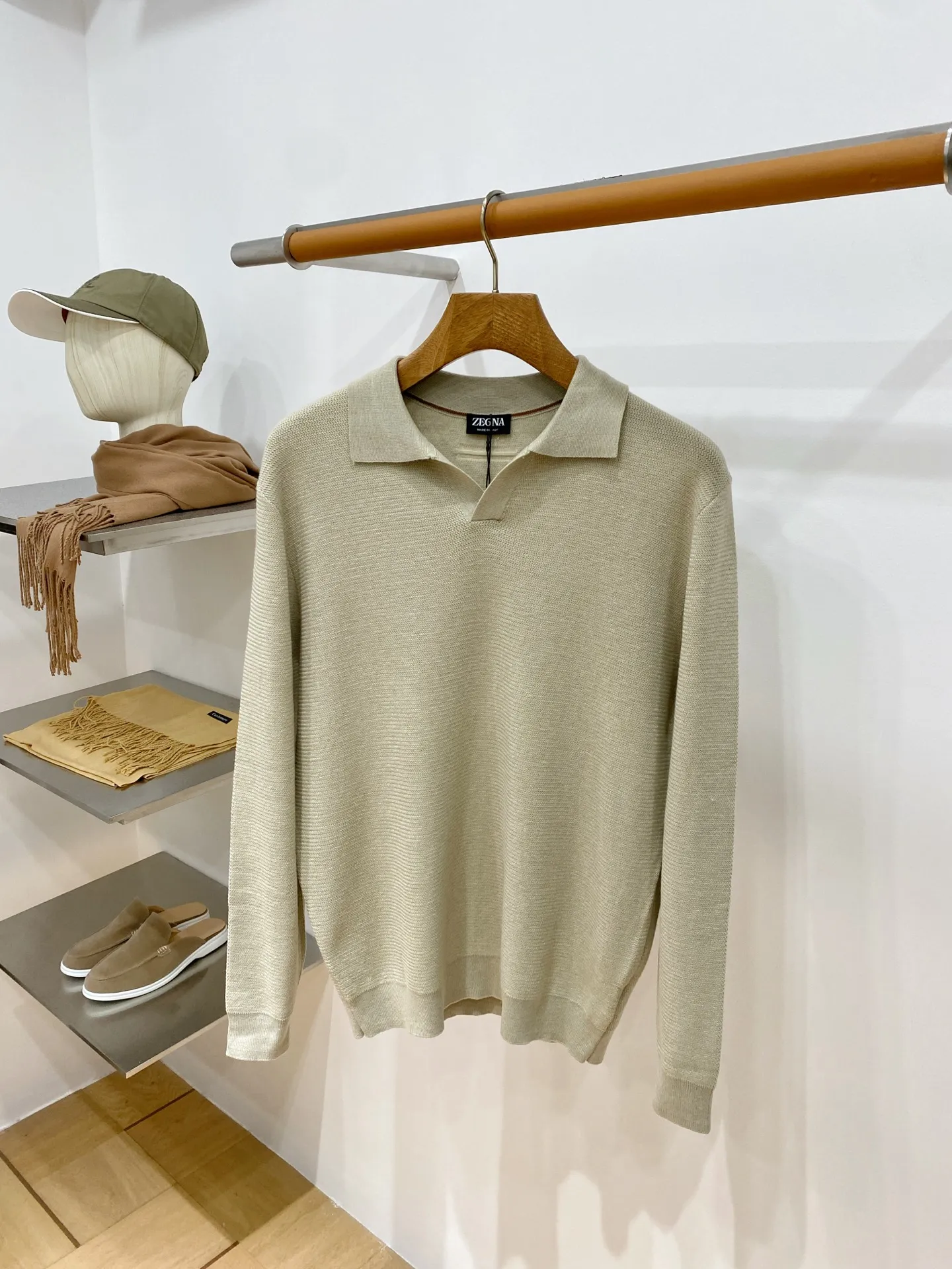 Zegna 26 New Arrival Stoll POl O Oasi Cashmere ， ： Z Premium Series， ， ， ， POLO 。 Classic + ， V Buttonless POLO ， ， POLO 。 ， ， ， Breathable 。 ， ， 。 、 ， ， ， 。 ， ， Clean fit ， old money ， logo， ， Z ， ， ， ， 。 ： ， ， ， ，Breathable ， T 。 16 ， Stoll ，16 ， ， ， 3 ， ， ， 。 Size：M-3XL